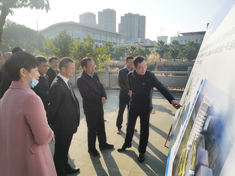 918博天堂集团总经理向市辅导介绍项目有关情况_副本.jpg